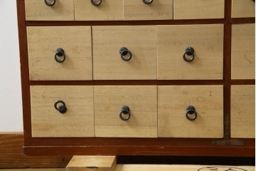 和製ヴィンテージ　アンティーク調　引き出し100杯の薬箪笥　(R-086025)