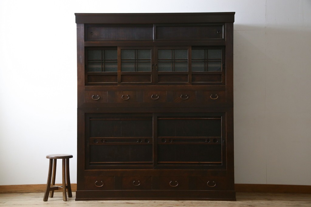 和製アンティーク　変わり型!　前面(檜材)　引き出し(欅材)　すっきりとした框の五尺水屋箪笥　(R-086026)