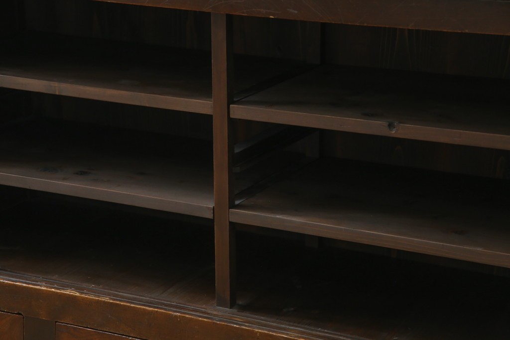 和製アンティーク　変わり型!　前面(檜材)　引き出し(欅材)　すっきりとした框の五尺水屋箪笥　(R-086026)