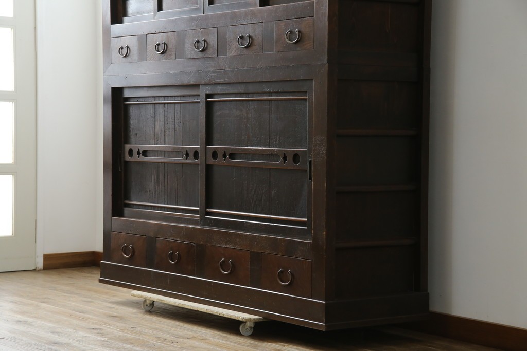 和製アンティーク　変わり型!　前面(檜材)　引き出し(欅材)　すっきりとした框の五尺水屋箪笥　(R-086026)