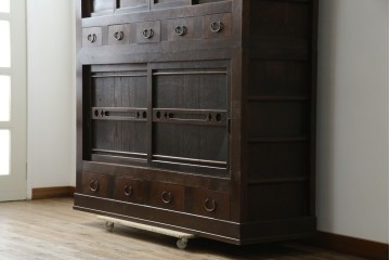 和製アンティーク　変わり型!　前面(檜材)　引き出し(欅材)　すっきりとした框の五尺水屋箪笥　(R-086026)