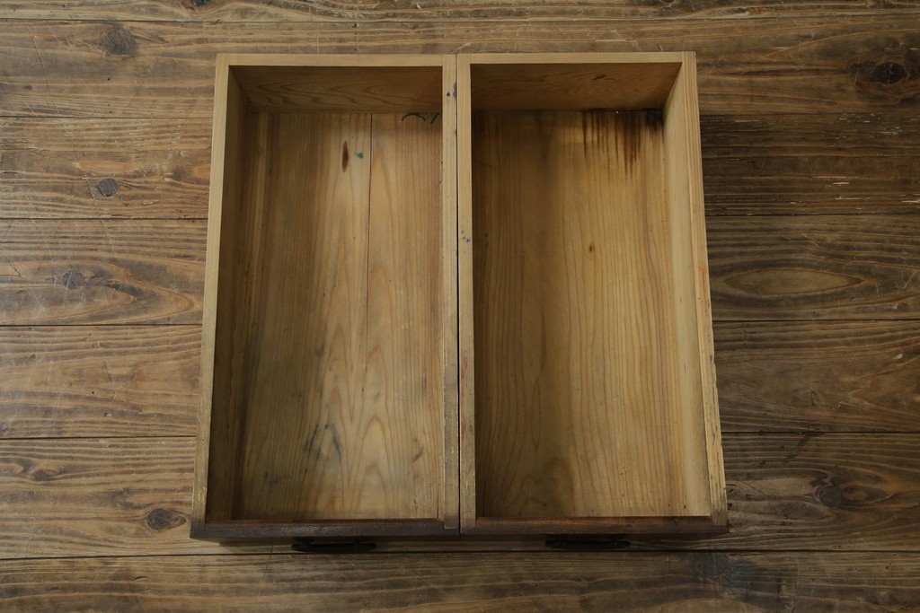 和製アンティーク　変わり型!　前面(檜材)　引き出し(欅材)　すっきりとした框の五尺水屋箪笥　(R-086026)