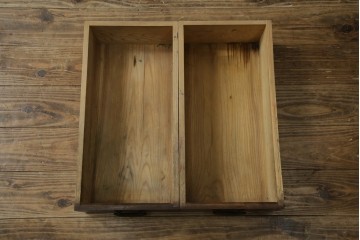 和製アンティーク　変わり型!　前面(檜材)　引き出し(欅材)　すっきりとした框の五尺水屋箪笥　(R-086026)