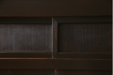 和製アンティーク　変わり型!　前面(檜材)　引き出し(欅材)　すっきりとした框の五尺水屋箪笥　(R-086026)