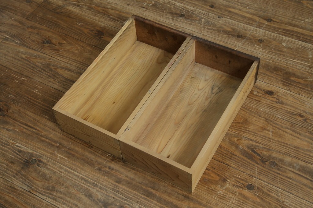 和製アンティーク　変わり型!　前面(檜材)　引き出し(欅材)　すっきりとした框の五尺水屋箪笥サイドボード　(R-086027)