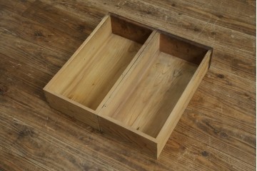 和製アンティーク　変わり型!　前面(檜材)　引き出し(欅材)　すっきりとした框の五尺水屋箪笥サイドボード　(R-086027)