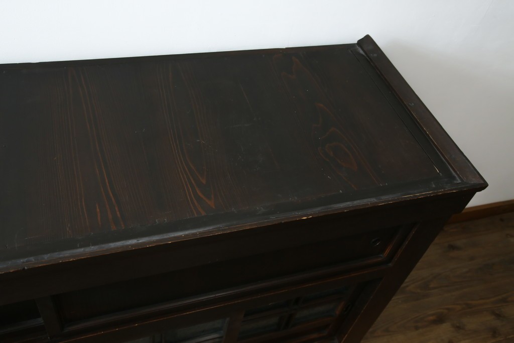 和製アンティーク　変わり型!　前面(檜材)　引き出し(欅材)　すっきりとした框の五尺水屋箪笥サイドボード　(R-086027)