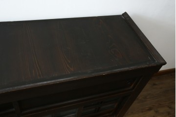 和製アンティーク　変わり型!　前面(檜材)　引き出し(欅材)　すっきりとした框の五尺水屋箪笥サイドボード　(R-086027)