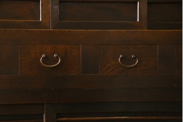 和製アンティーク　変わり型!　前面(檜材)　引き出し(欅材)　すっきりとした框の五尺水屋箪笥サイドボード　(R-086027)