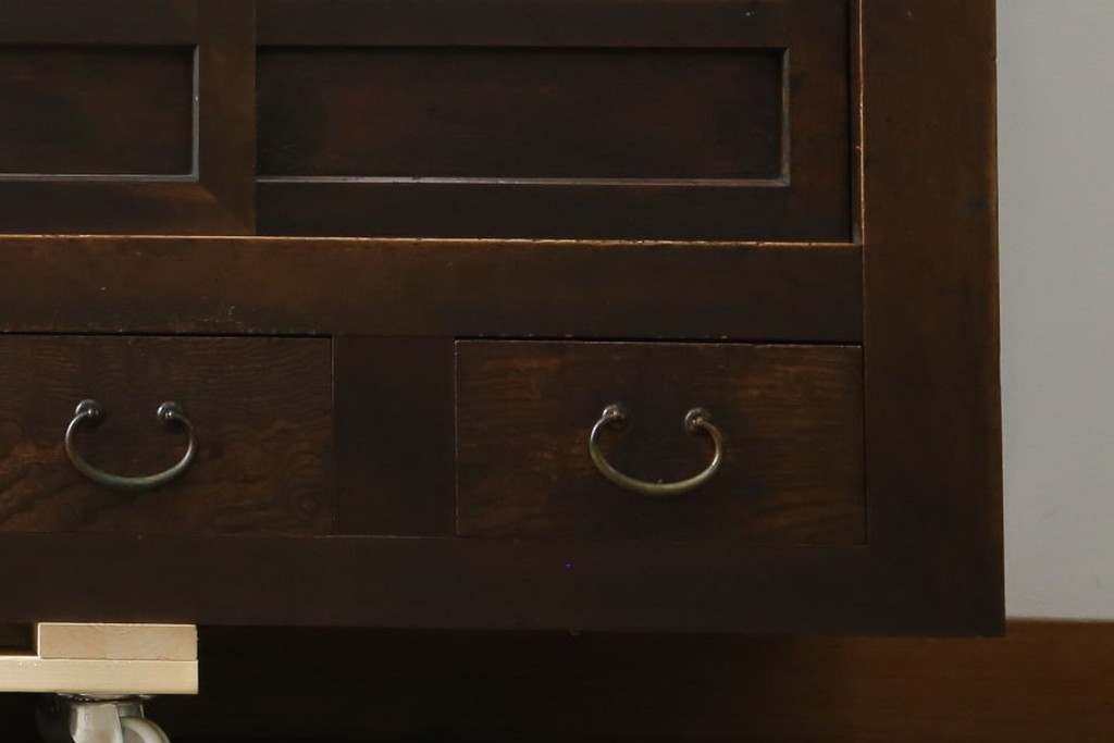 和製アンティーク　変わり型!　前面(檜材)　引き出し(欅材)　すっきりとした框の五尺水屋箪笥サイドボード　(R-086027)