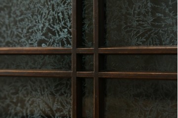 和製アンティーク　変わり型!　前面(檜材)　引き出し(欅材)　すっきりとした框の五尺水屋箪笥サイドボード　(R-086027)