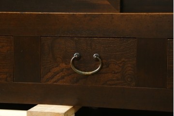 和製アンティーク　変わり型!　前面(檜材)　引き出し(欅材)　すっきりとした框の五尺水屋箪笥サイドボード　(R-086027)