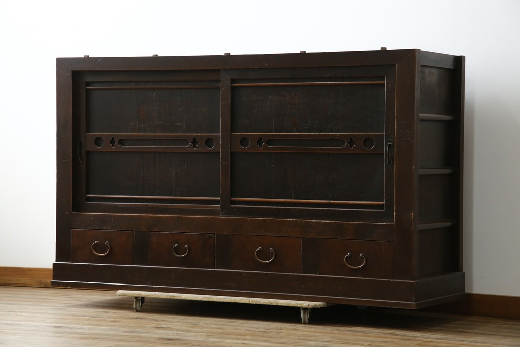 和製アンティーク　前面(檜材)　引き出し(欅材)　板戸の装飾と引手金具が上品な五尺水屋箪笥サイドボード　(R-086028)