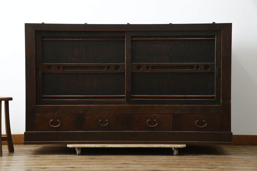 和製アンティーク　前面(檜材)　引き出し(欅材)　板戸の装飾と引手金具が上品な五尺水屋箪笥サイドボード　(R-086028)