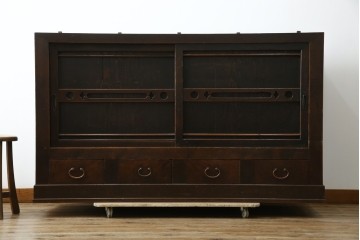 和製アンティーク　前面(檜材)　引き出し(欅材)　板戸の装飾と引手金具が上品な五尺水屋箪笥サイドボード　(R-086028)