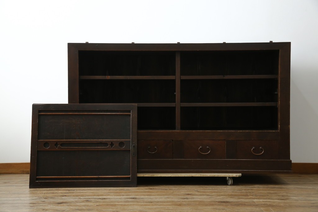 和製アンティーク　前面(檜材)　引き出し(欅材)　板戸の装飾と引手金具が上品な五尺水屋箪笥サイドボード　(R-086028)