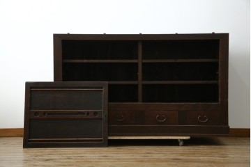 和製アンティーク　前面(檜材)　引き出し(欅材)　板戸の装飾と引手金具が上品な五尺水屋箪笥サイドボード　(R-086028)