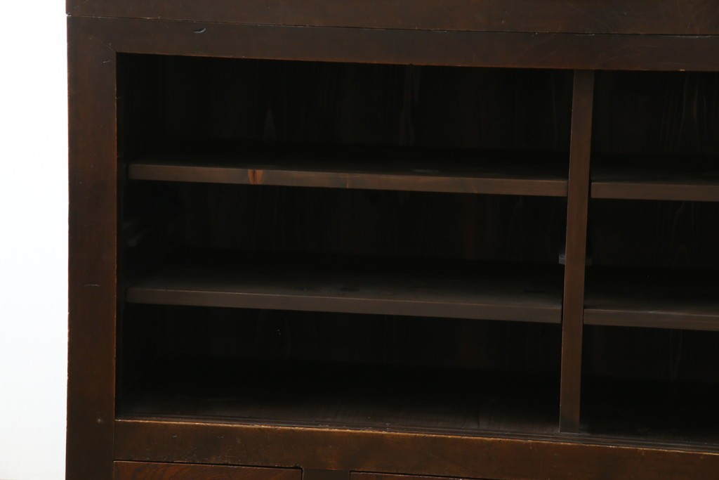 和製アンティーク　前面(檜材)　引き出し(欅材)　板戸の装飾と引手金具が上品な五尺水屋箪笥サイドボード　(R-086028)