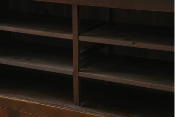 和製アンティーク　前面(檜材)　引き出し(欅材)　板戸の装飾と引手金具が上品な五尺水屋箪笥サイドボード　(R-086028)