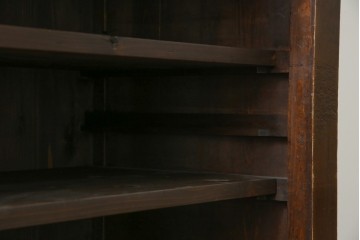 和製アンティーク　前面(檜材)　引き出し(欅材)　板戸の装飾と引手金具が上品な五尺水屋箪笥サイドボード　(R-086028)