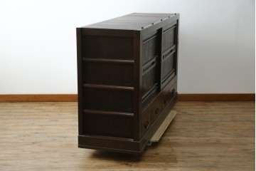 和製アンティーク　前面(檜材)　引き出し(欅材)　板戸の装飾と引手金具が上品な五尺水屋箪笥サイドボード　(R-086028)