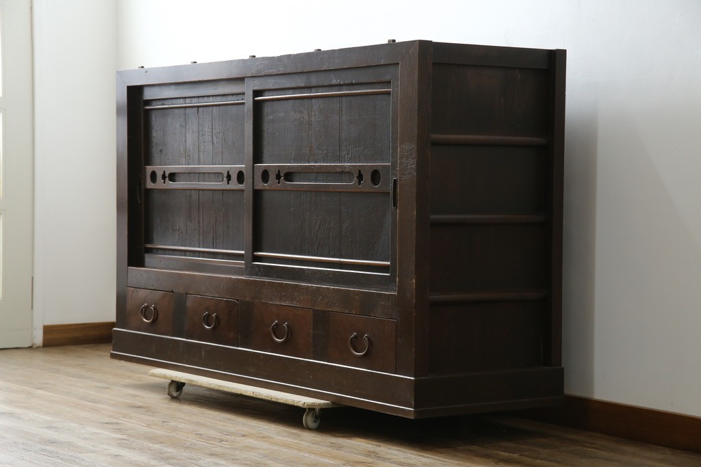 和製アンティーク　前面(檜材)　引き出し(欅材)　板戸の装飾と引手金具が上品な五尺水屋箪笥サイドボード　(R-086028)