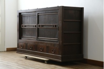 和製アンティーク　前面(檜材)　引き出し(欅材)　板戸の装飾と引手金具が上品な五尺水屋箪笥サイドボード　(R-086028)