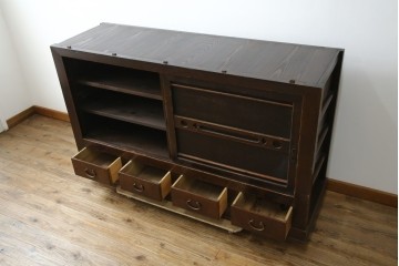 和製アンティーク　前面(檜材)　引き出し(欅材)　板戸の装飾と引手金具が上品な五尺水屋箪笥サイドボード　(R-086028)