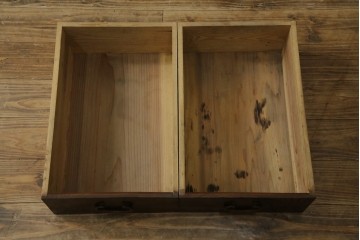 和製アンティーク　前面(檜材)　引き出し(欅材)　板戸の装飾と引手金具が上品な五尺水屋箪笥サイドボード　(R-086028)