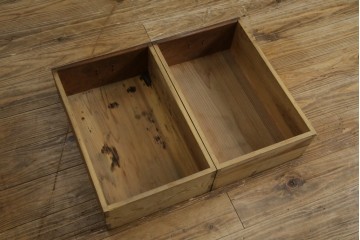 和製アンティーク　前面(檜材)　引き出し(欅材)　板戸の装飾と引手金具が上品な五尺水屋箪笥サイドボード　(R-086028)