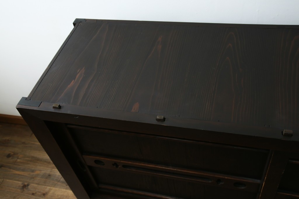 和製アンティーク　前面(檜材)　引き出し(欅材)　板戸の装飾と引手金具が上品な五尺水屋箪笥サイドボード　(R-086028)