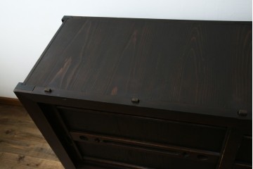 和製アンティーク　前面(檜材)　引き出し(欅材)　板戸の装飾と引手金具が上品な五尺水屋箪笥サイドボード　(R-086028)