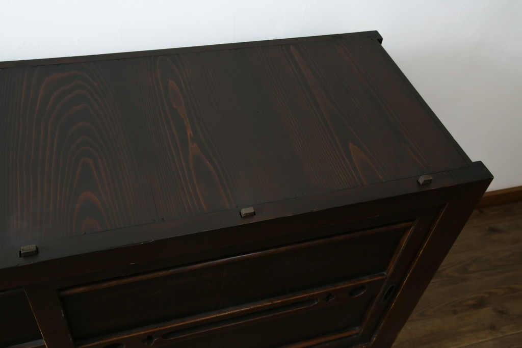 和製アンティーク　前面(檜材)　引き出し(欅材)　板戸の装飾と引手金具が上品な五尺水屋箪笥サイドボード　(R-086028)