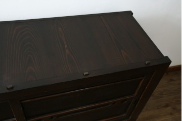 和製アンティーク　前面(檜材)　引き出し(欅材)　板戸の装飾と引手金具が上品な五尺水屋箪笥サイドボード　(R-086028)