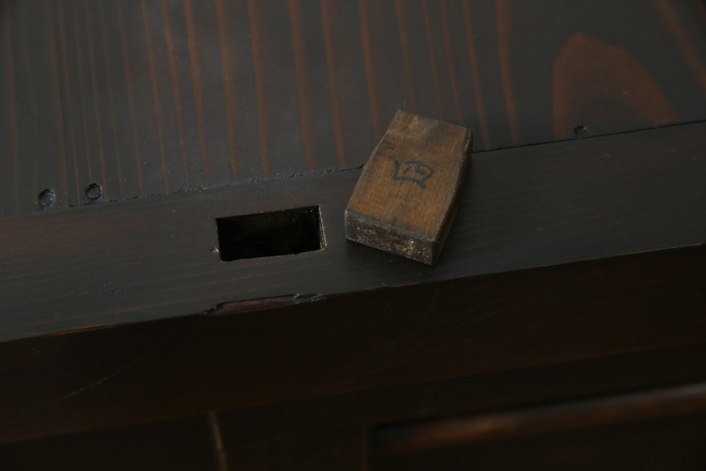 和製アンティーク　前面(檜材)　引き出し(欅材)　板戸の装飾と引手金具が上品な五尺水屋箪笥サイドボード　(R-086028)