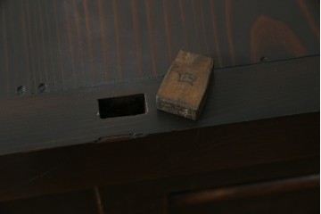 和製アンティーク　前面(檜材)　引き出し(欅材)　板戸の装飾と引手金具が上品な五尺水屋箪笥サイドボード　(R-086028)