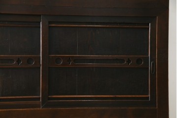 和製アンティーク　前面(檜材)　引き出し(欅材)　板戸の装飾と引手金具が上品な五尺水屋箪笥サイドボード　(R-086028)