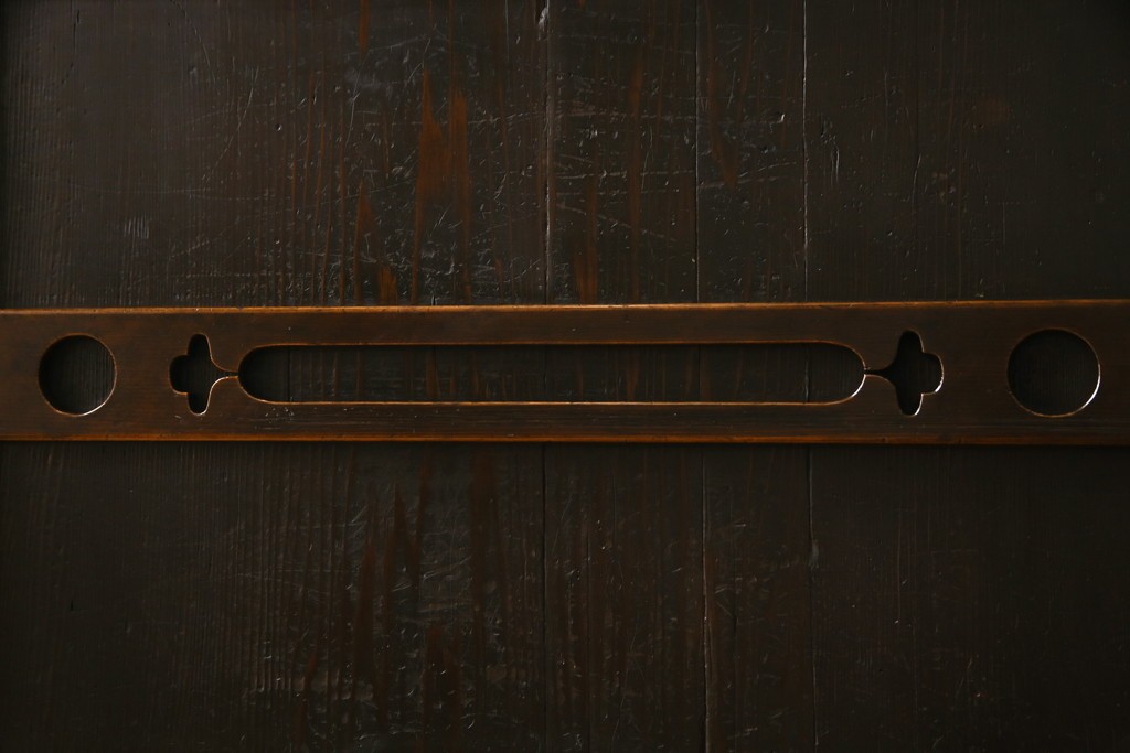 和製アンティーク　前面(檜材)　引き出し(欅材)　板戸の装飾と引手金具が上品な五尺水屋箪笥サイドボード　(R-086028)