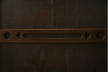 和製アンティーク　前面(檜材)　引き出し(欅材)　板戸の装飾と引手金具が上品な五尺水屋箪笥サイドボード　(R-086028)