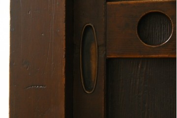 和製アンティーク　前面(檜材)　引き出し(欅材)　板戸の装飾と引手金具が上品な五尺水屋箪笥サイドボード　(R-086028)