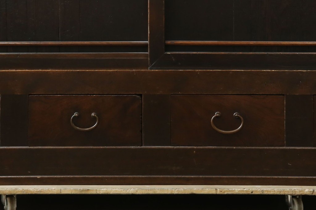 和製アンティーク　前面(檜材)　引き出し(欅材)　板戸の装飾と引手金具が上品な五尺水屋箪笥サイドボード　(R-086028)