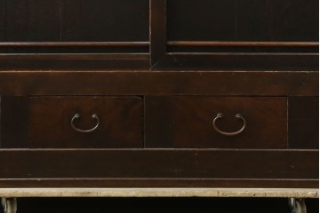 和製アンティーク　前面(檜材)　引き出し(欅材)　板戸の装飾と引手金具が上品な五尺水屋箪笥サイドボード　(R-086028)