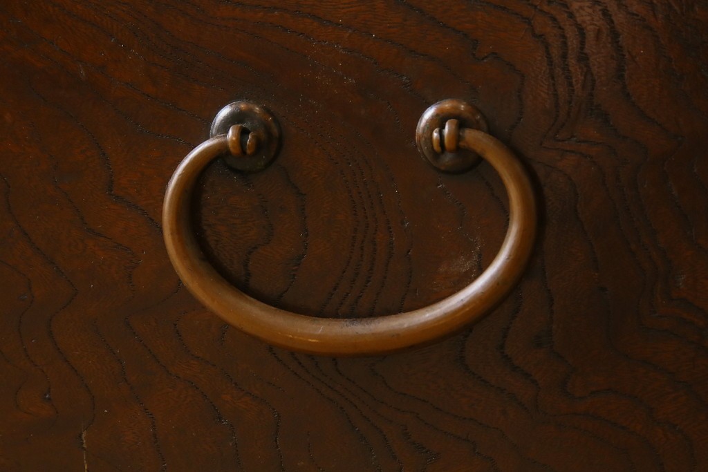 和製アンティーク　前面(檜材)　引き出し(欅材)　板戸の装飾と引手金具が上品な五尺水屋箪笥サイドボード　(R-086028)