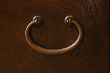 和製アンティーク　前面(檜材)　引き出し(欅材)　板戸の装飾と引手金具が上品な五尺水屋箪笥サイドボード　(R-086028)