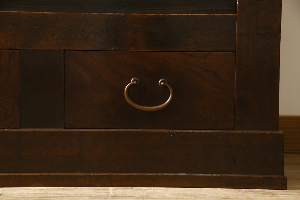 和製アンティーク　前面(檜材)　引き出し(欅材)　板戸の装飾と引手金具が上品な五尺水屋箪笥サイドボード　(R-086028)