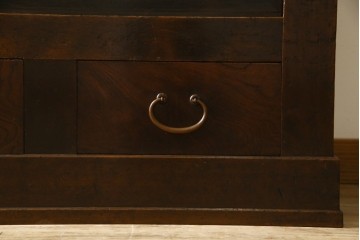 和製アンティーク　前面(檜材)　引き出し(欅材)　板戸の装飾と引手金具が上品な五尺水屋箪笥サイドボード　(R-086028)