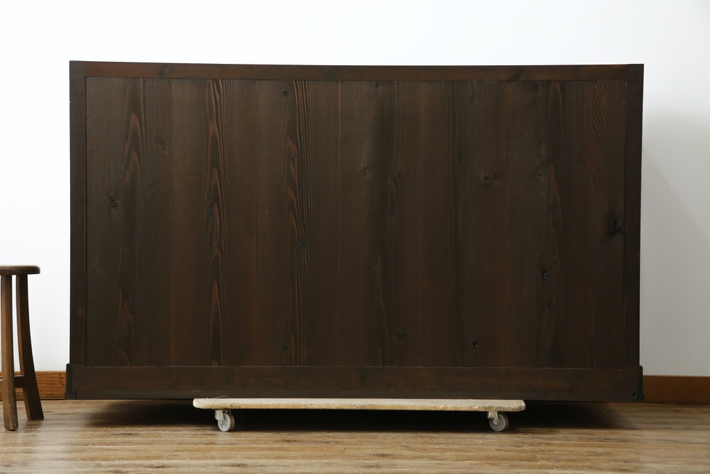 和製アンティーク　前面(檜材)　引き出し(欅材)　板戸の装飾と引手金具が上品な五尺水屋箪笥サイドボード　(R-086028)