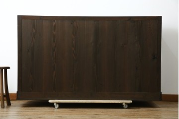 和製アンティーク　前面(檜材)　引き出し(欅材)　板戸の装飾と引手金具が上品な五尺水屋箪笥サイドボード　(R-086028)