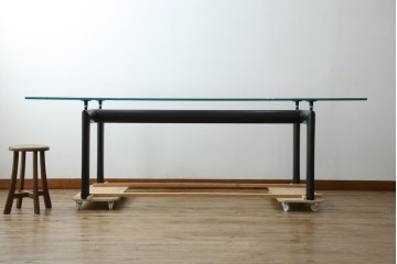 中古　美品　Cassina(カッシーナ)　LC6　スタイリッシュなガラストップのダイニングテーブル　定価約110万円　(R-086030)