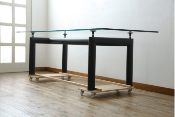中古　美品　Cassina(カッシーナ)　LC6　スタイリッシュなガラストップのダイニングテーブル　定価約110万円　(R-086030)